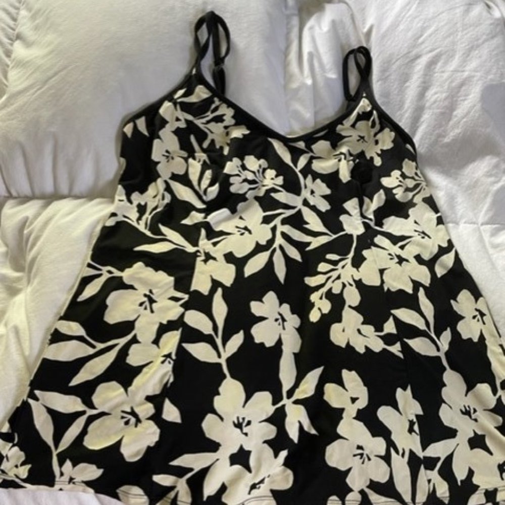 Black/white tankini top